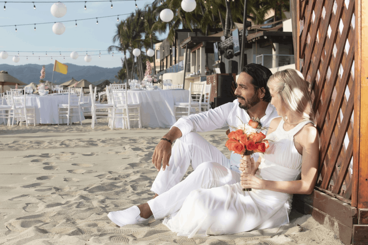 Novios celebrando su boda en la playa de Krystal Grand Nuevo Vallarta.